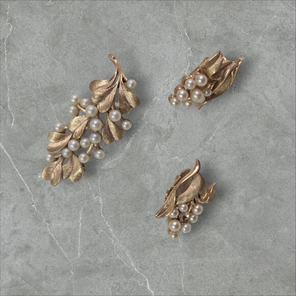 vintage Crown Trifari Gold-Tone Brooch Clip On Earrings Set Faux Pearls - Picture 2 of 9